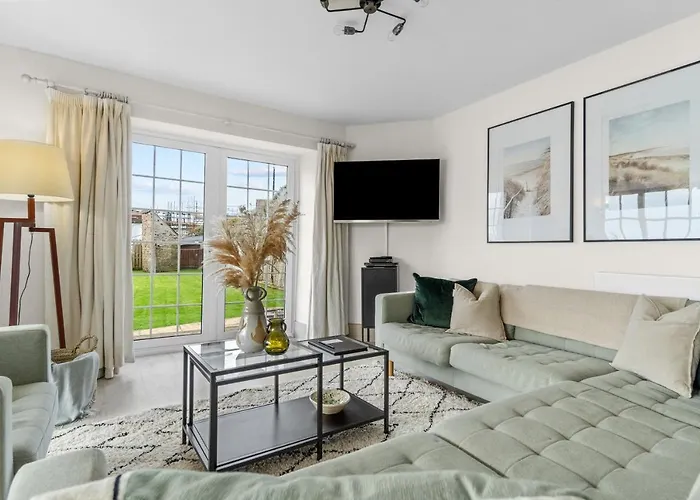 New 2023 Modern Luxury Holiday Home On The Beach In Devon - Free Parking, Pets Welcome, Sleeps 10