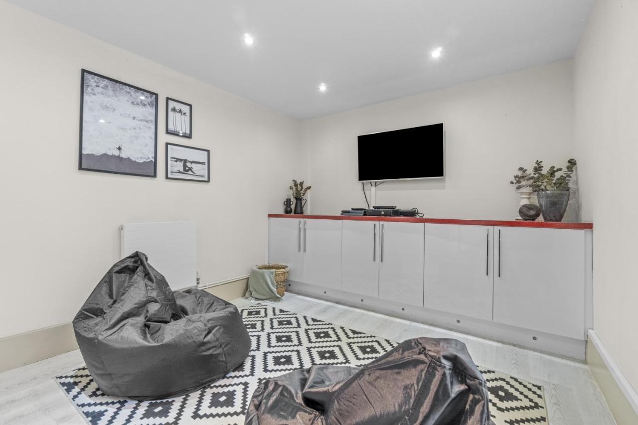 Holiday home New 2023 Modern Luxury On The In Devon - Free Parking, Pets Welcome, Sleeps 10