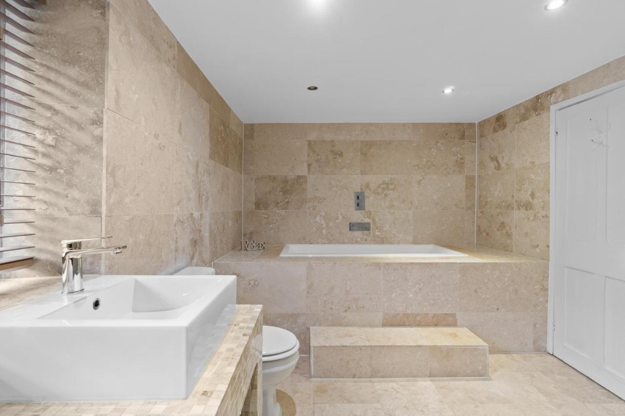 New 2023 Modern Luxury On The In Devon - Free Parking, Pets Welcome, Sleeps 10 Holiday home Plymouth