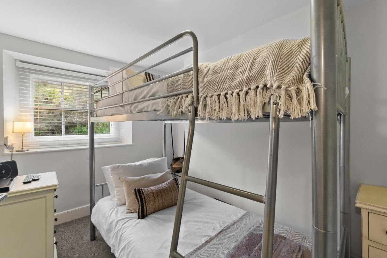 New 2023 Modern Luxury On The In Devon - Free Parking, Pets Welcome, Sleeps 10 Holiday home Plymouth